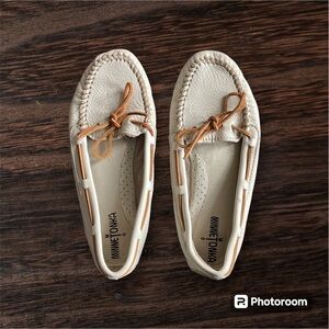 Minnetonka Cream Leather 9, Butter Soft Like New